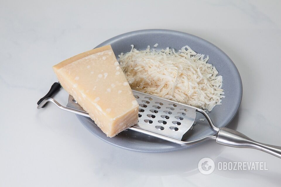 Сыр лучше нарезать