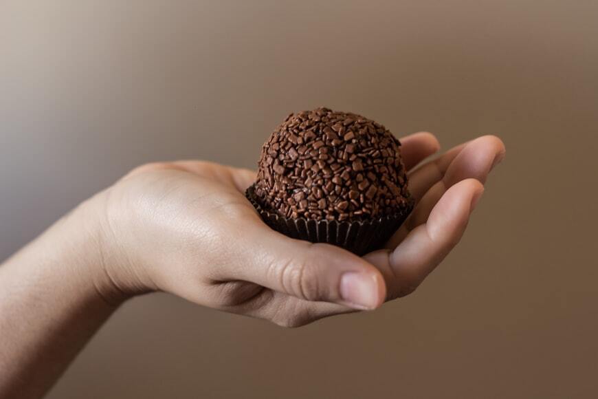 Желание съесть черный шоколад продиктовано генетикой.