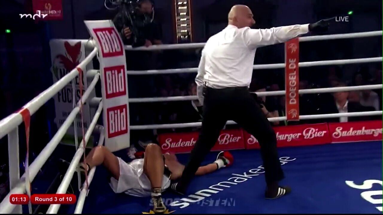 Непобедимого боксера брутально нокаутировали в чемпионском бою. Видео