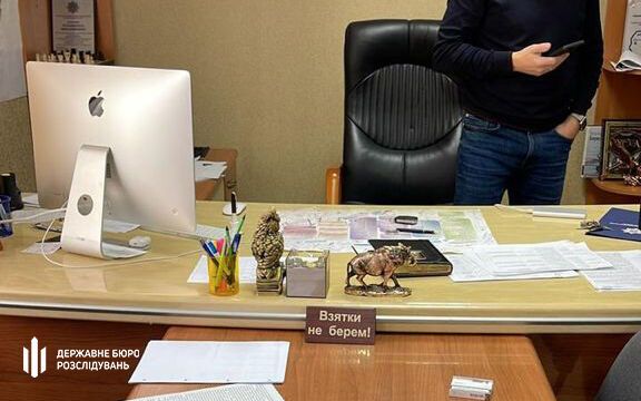 В Нежине на взятке попался полицейский: у него на столе стояла табличка "Взятки не берем". Фото