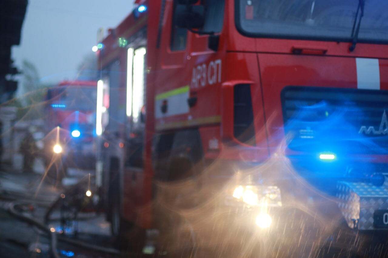 Во врем тушения огня пожарные спасли мужчину.