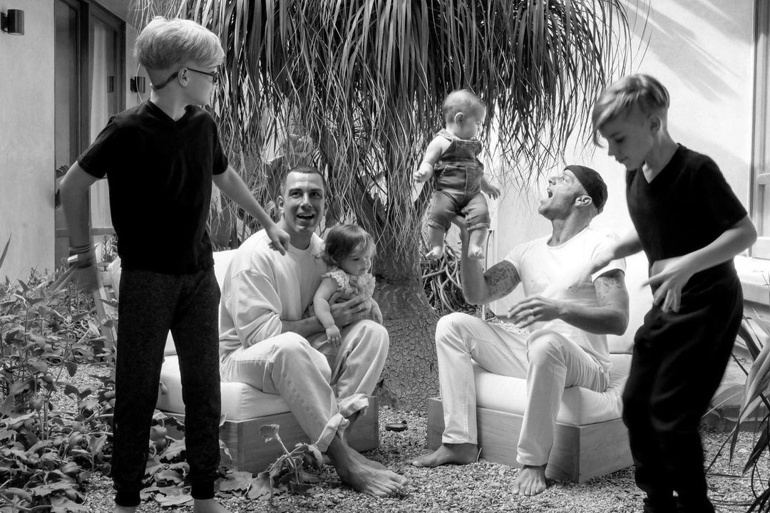 Рики Мартин вместе со своим мужем и детьми.