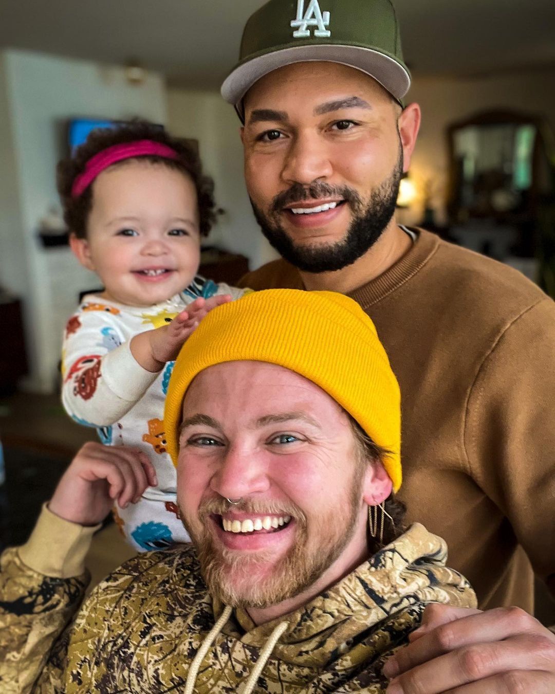 Беннетт Каспар-Уильямс (в желтой шапке) с мужем и ребенком