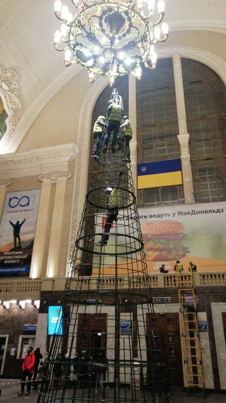На Центральному вокзалі Києва вже встановлюють ялинку.
