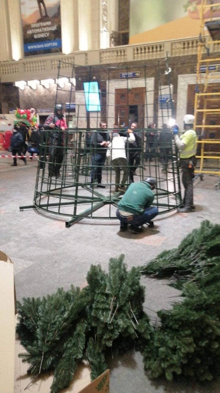 На Центральном вокзале Киева уже устанавливают елку.