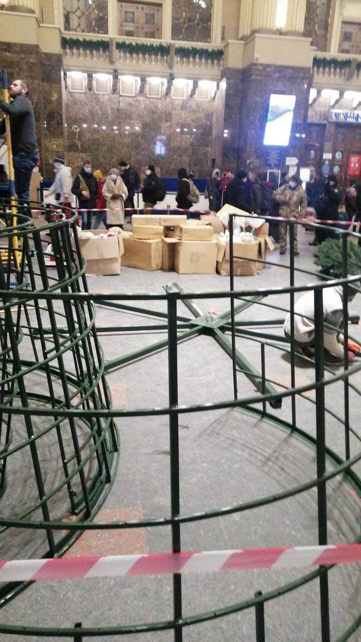 На Центральном вокзале Киева уже устанавливают елку.