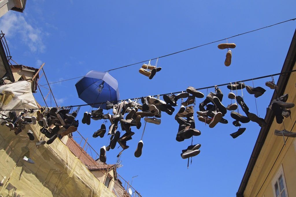 Забрасывание кроссовок на провода называется "шуфити"