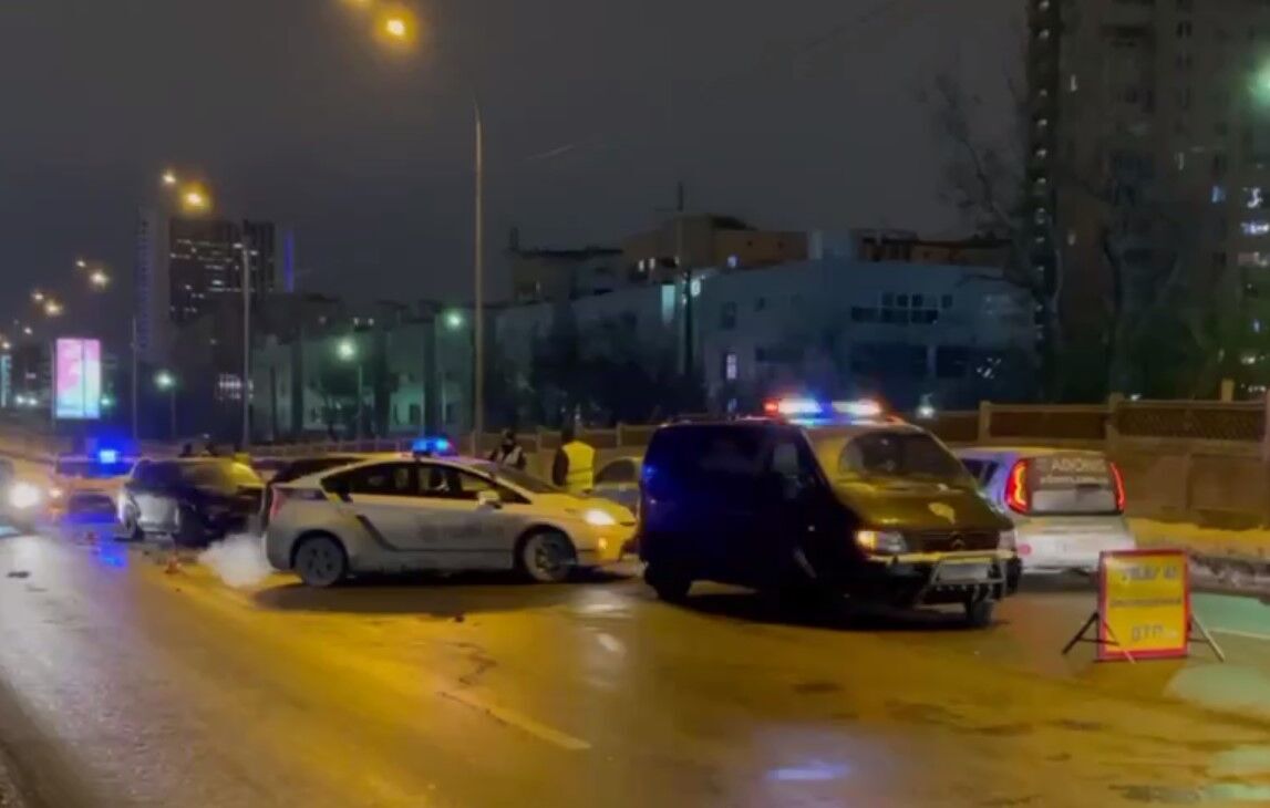 В Киеве произошла авария с участием трех авто: есть пострадавшие. Видео