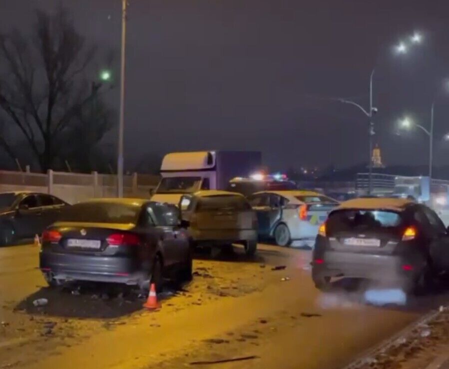 В Киеве произошла авария с участием трех авто: есть пострадавшие. Видео