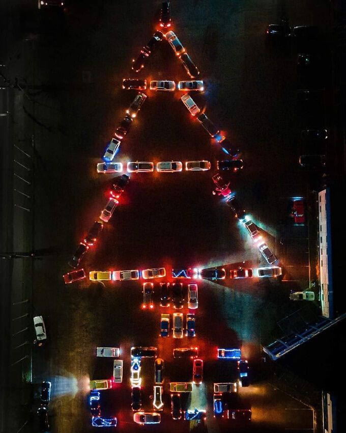 Українські автомобілісти підтримали новорічний флешмоб: створюють ялинки із машин. Фото і відео