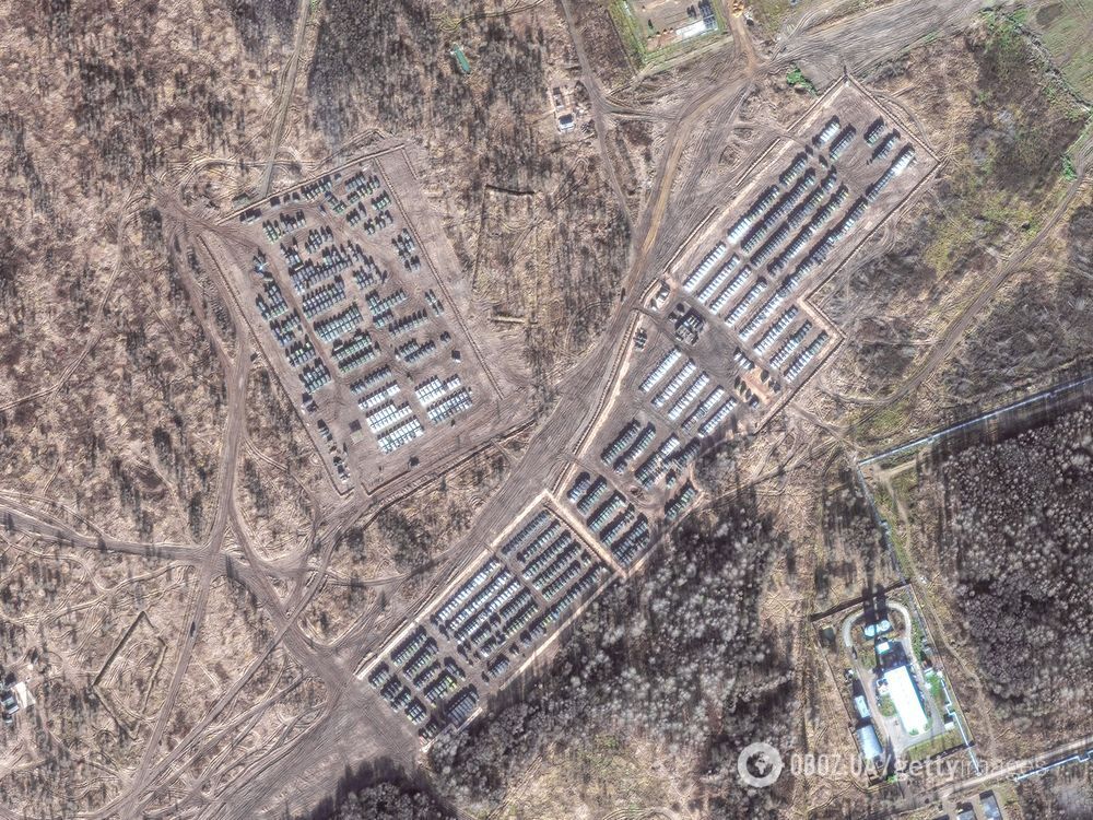Спутниковые снимки наземных войск в Ельне, Россия