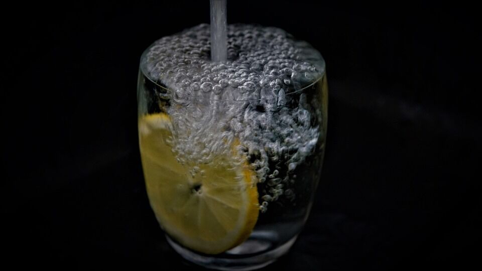 Лимонна вода допомагає зменшити біль у горлі.