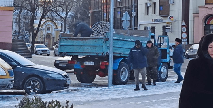 В Житомире за два дня разграбили новогоднюю фотозону и украли елку: воры попали на видео