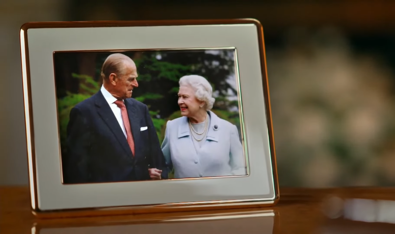 На столе стояло фото королевы и принца Филиппа