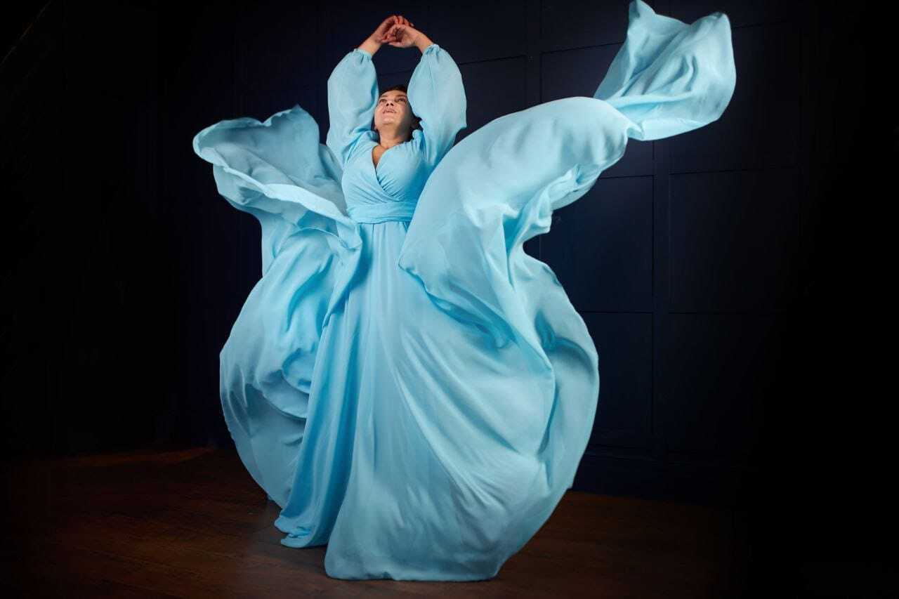 Надя Савченко у блакитній сукні