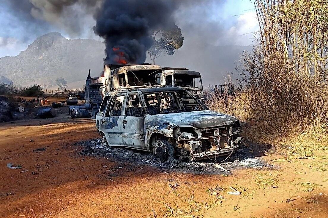 Военные подожгли транспорт.