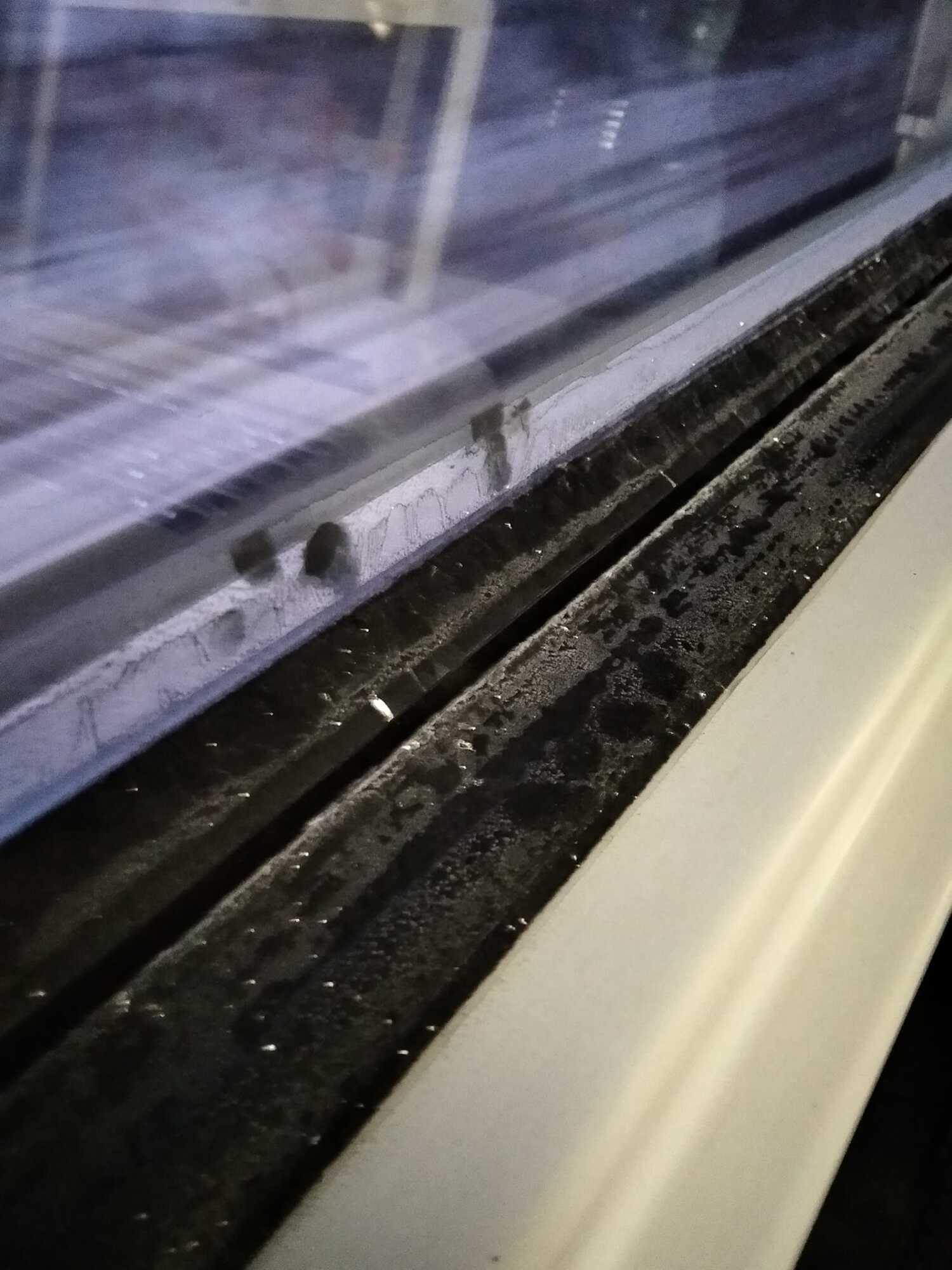 На внутренней стороны окна поезда образовался иней