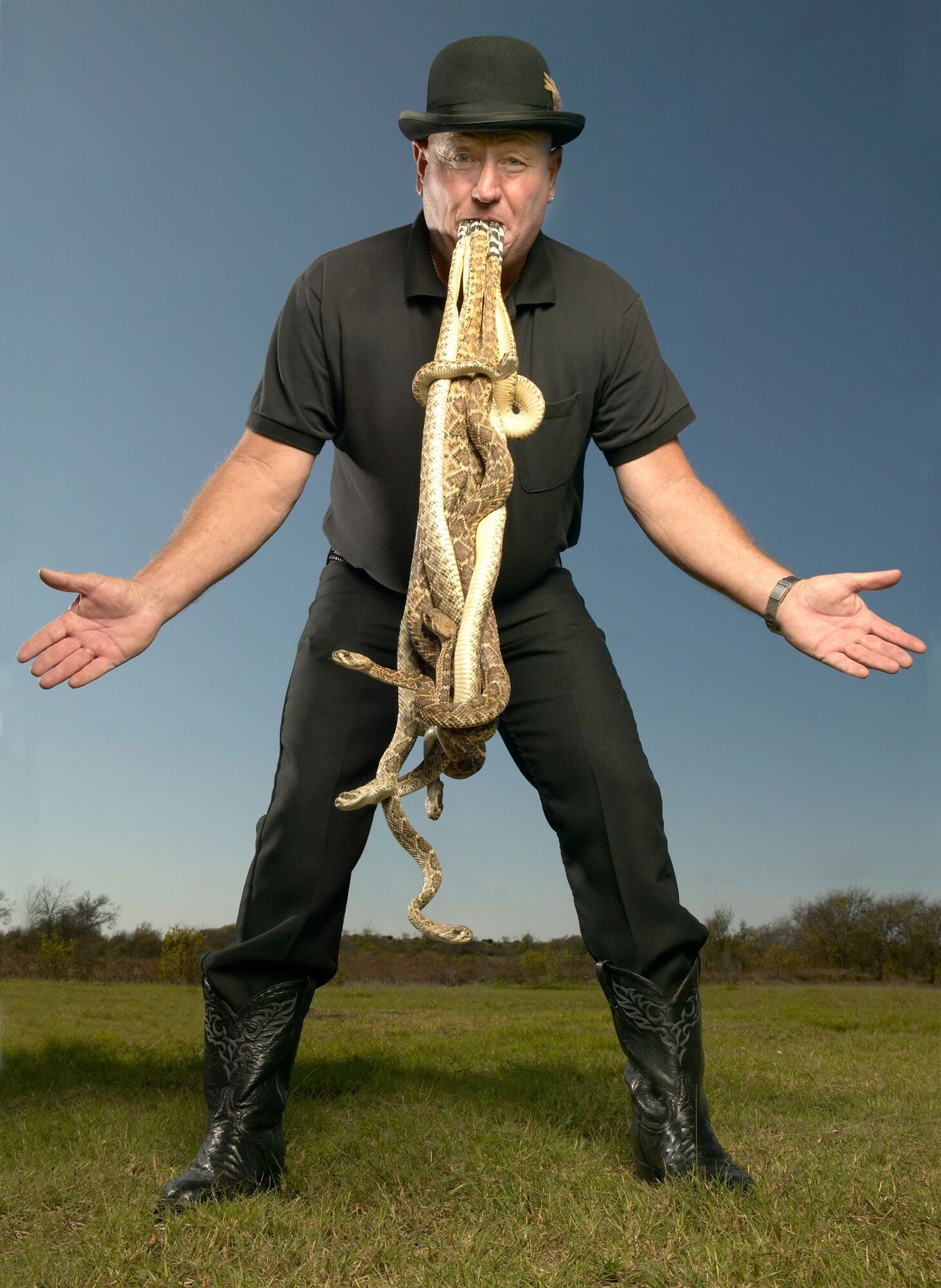 Джеки Бибби однажды держал во рту 13 гремучих змей сразу.