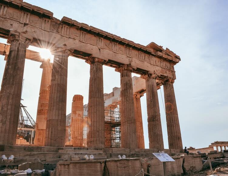В Греции запрещено посещать Акрополь и Парфенон в обуви на высоком каблуке.