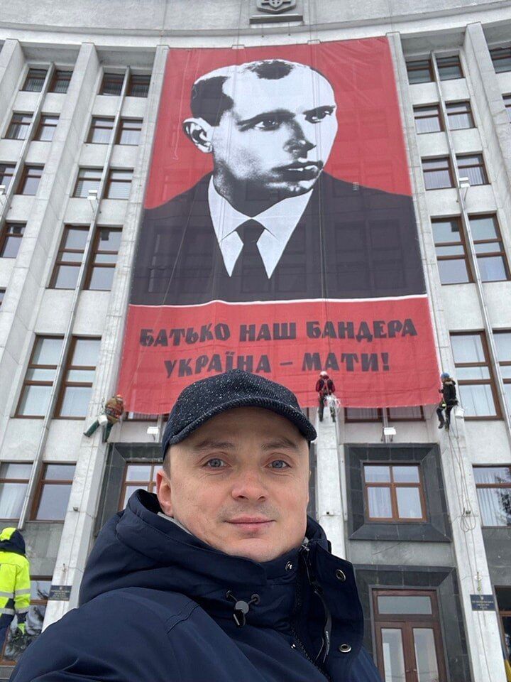 У Тернополі на будівлі ОДА з'явився величезний банер із зображенням Бандери. Відео