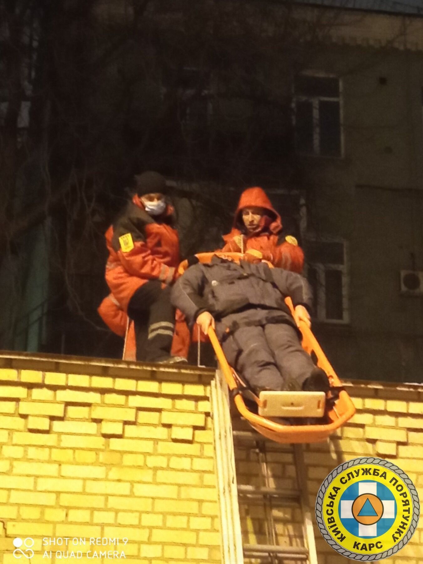 Чоловіка спустили з даху та передали медикам.