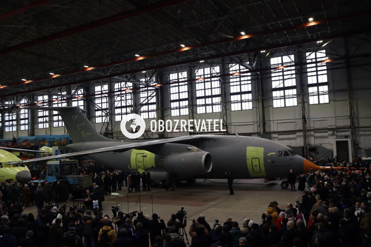 "Антонов" представил первый военно-транспортный самолет нового поколения. Фото