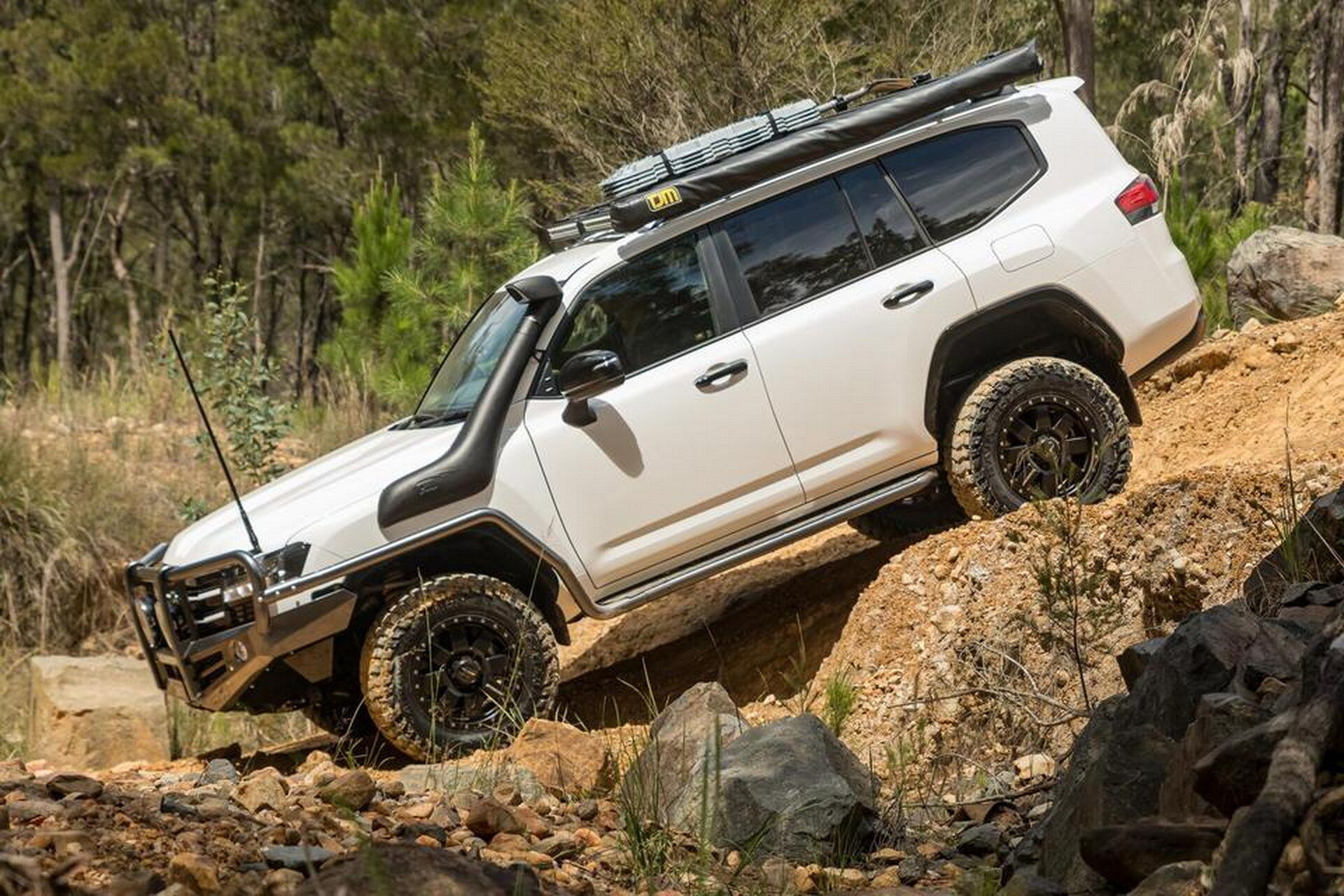 В Австралии Land Cruiser Series 300 оснащается 3,3-литровым турбодизелем V6 мощностью 309 л.с. и моментом в 700 Нм