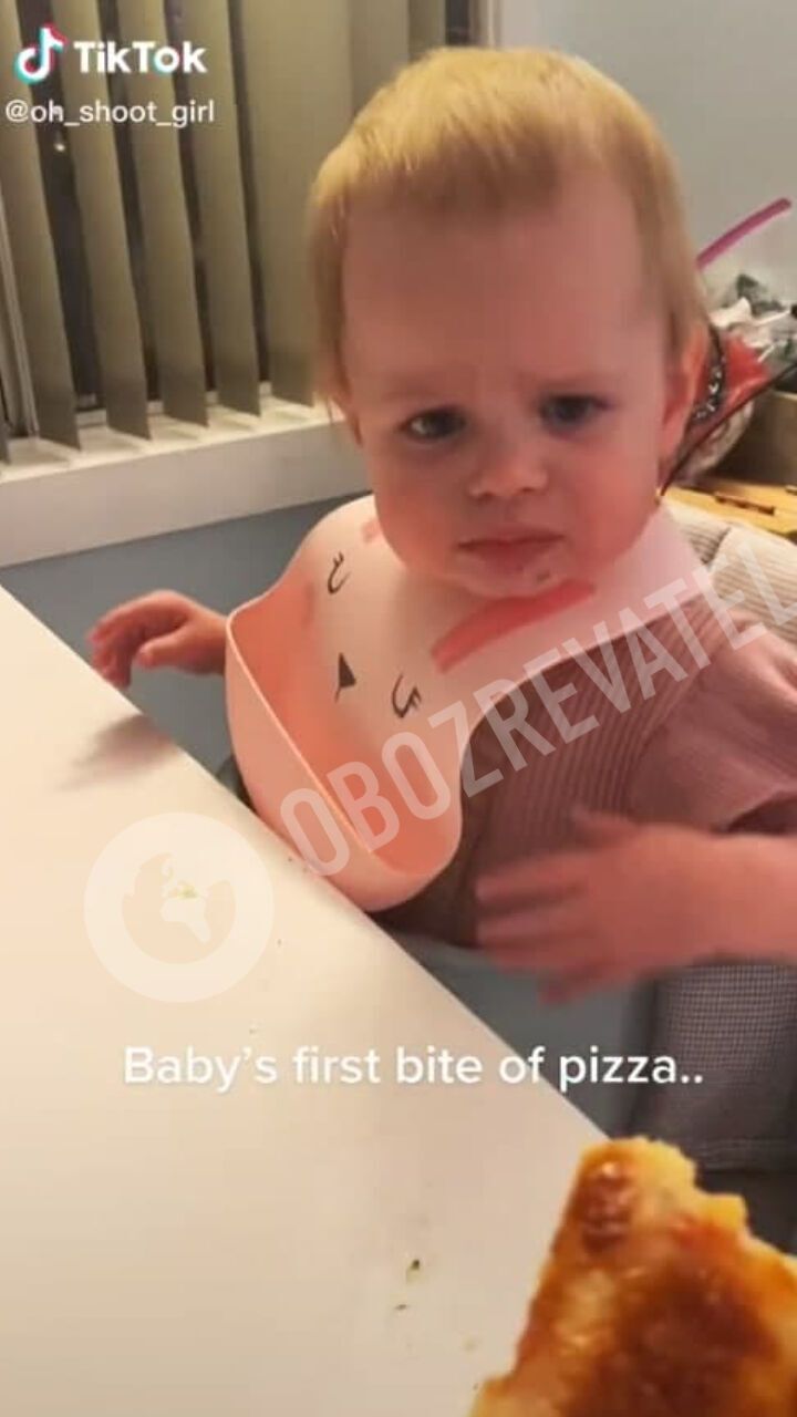 Девочка заметила пиццу.