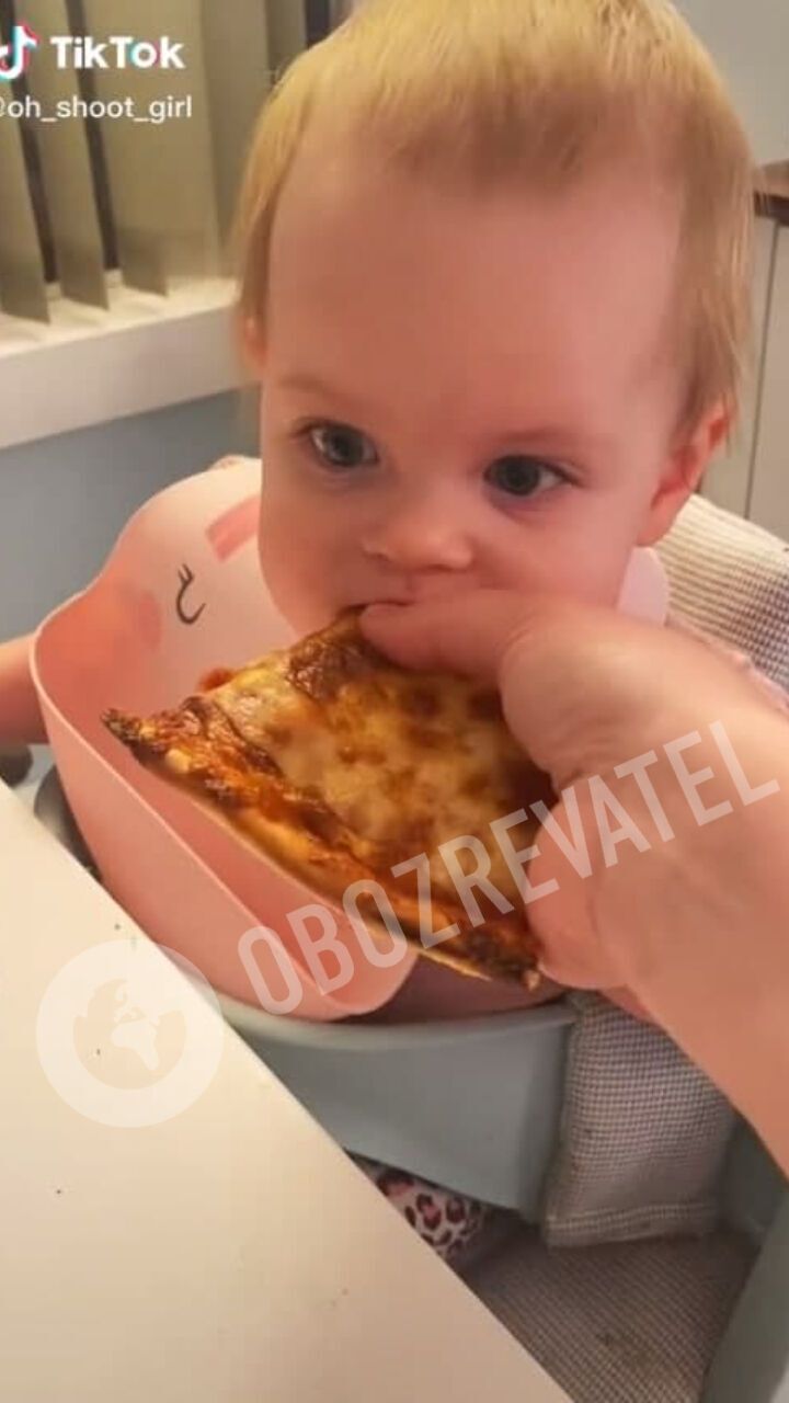 Девочка попробовала кусочек пиццы.