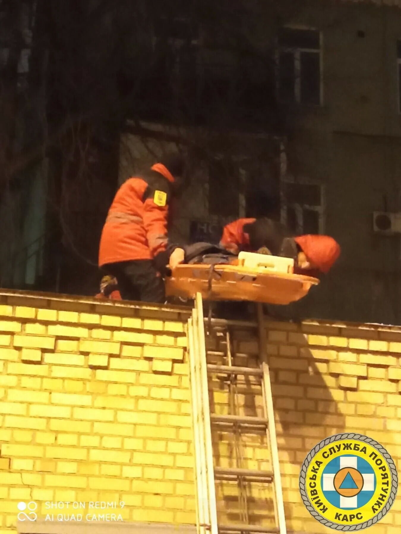 У Києві рятувальники впустили з даху гаража чоловіка: у КАРС пояснили причину. Відео