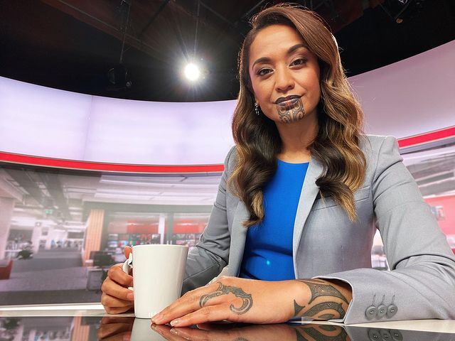 В Новой Зеландии появилась первая в мире телеведущая с тату на лице: как она выглядит