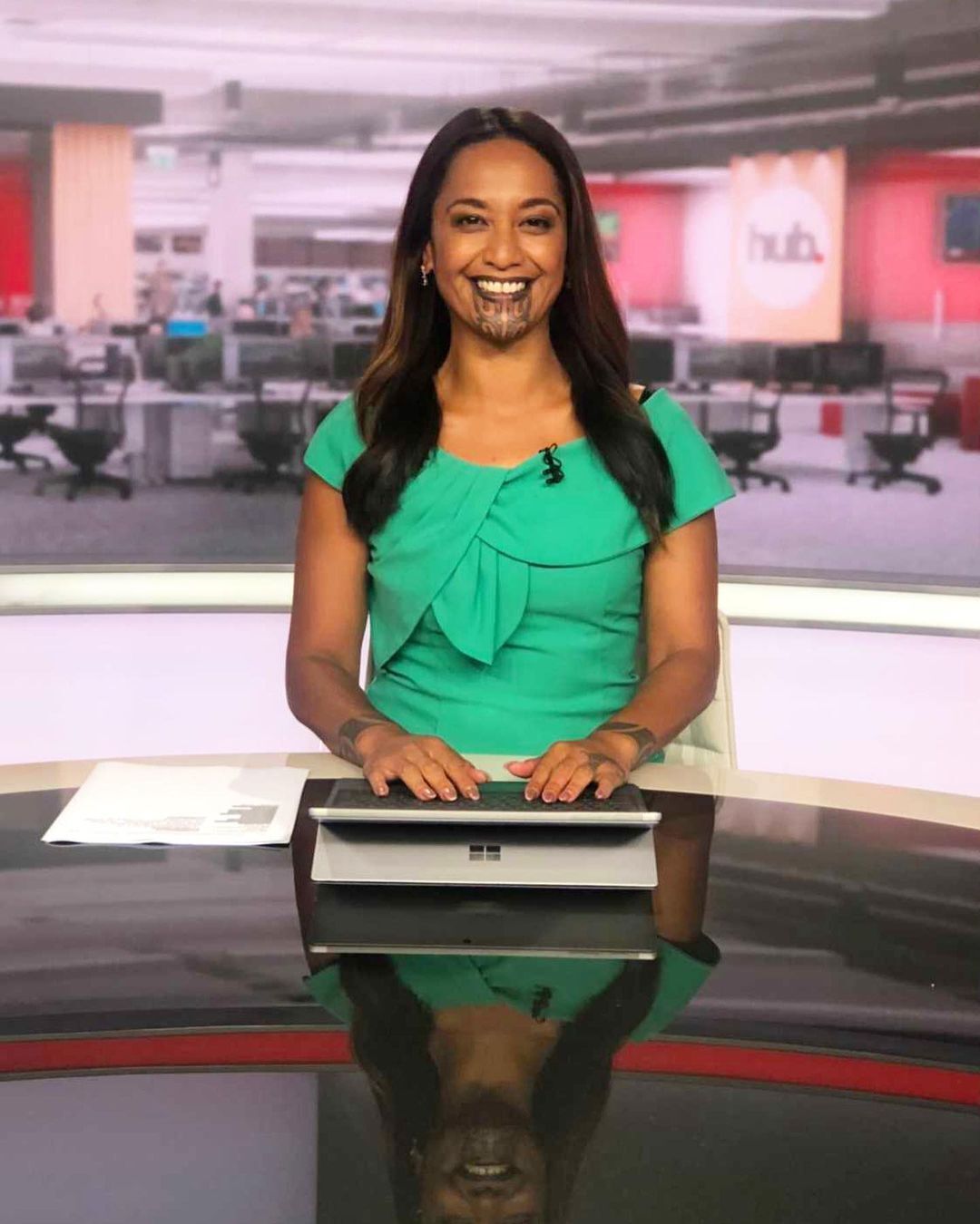 В Новой Зеландии появилась первая в мире телеведущая с тату на лице: как она выглядит