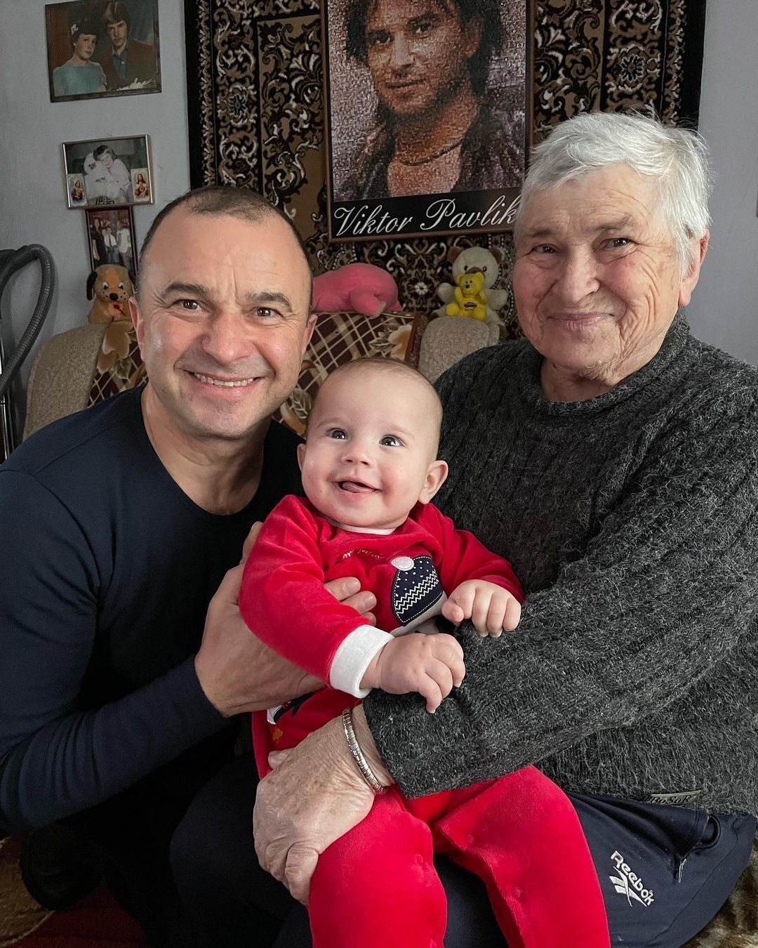 Віктор Павлік вперше познайомив 6-місячного сина зі своєю мамою і показав тата. Зворушливі кадри