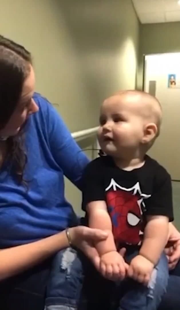 Глухий від народження малюк уперше почув голос мами й тата. Зворушливе відео