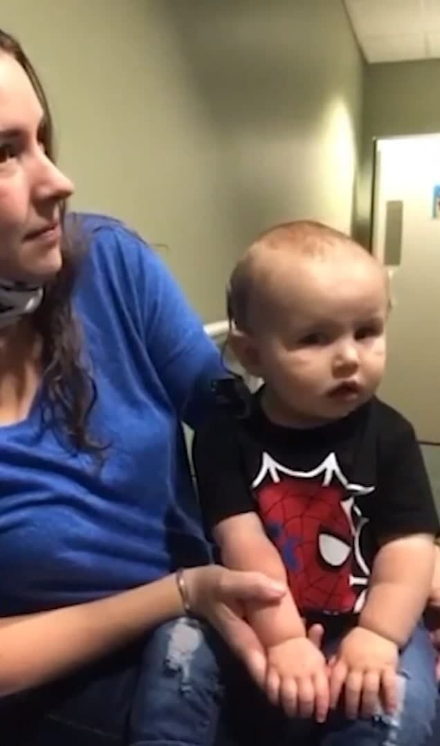 Глухий від народження малюк уперше почув голос мами й тата. Зворушливе відео