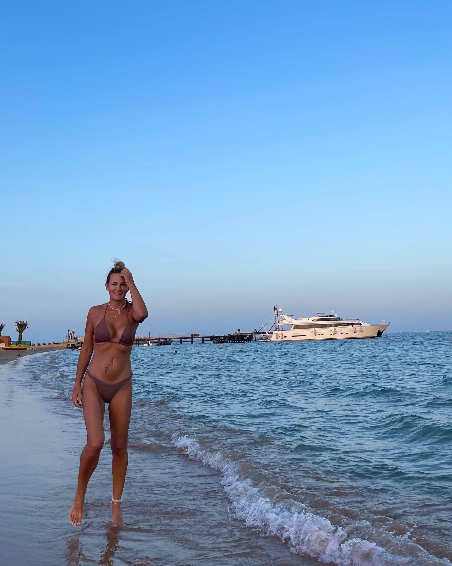 Юлия Пятова на пляже