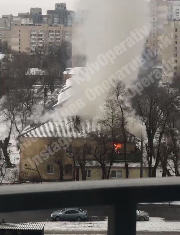 В Киеве на Дарнице горела квартира в жилом доме. Видео