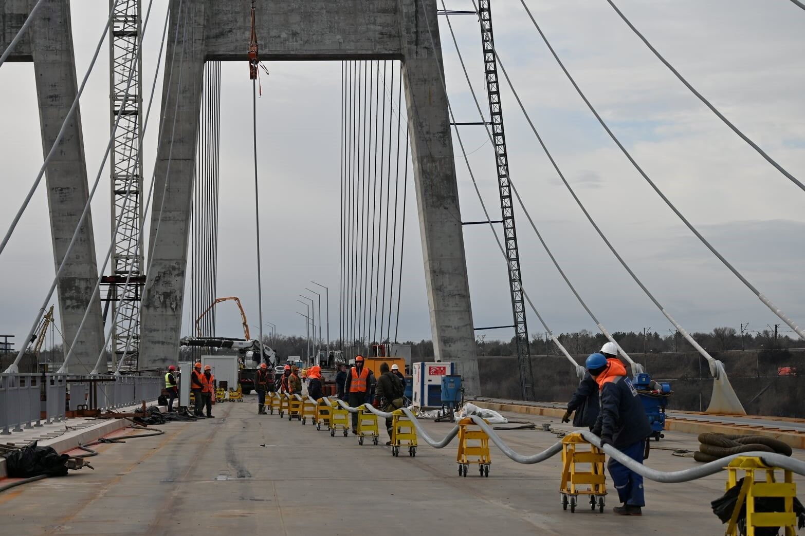 В Запорожье финиширует строительство вантового моста