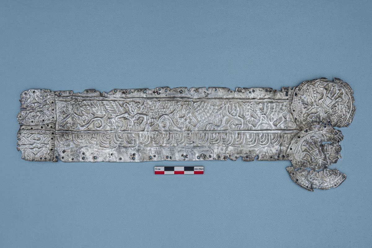 Серебряная пластина с изображением скифских богов и грифонов .
