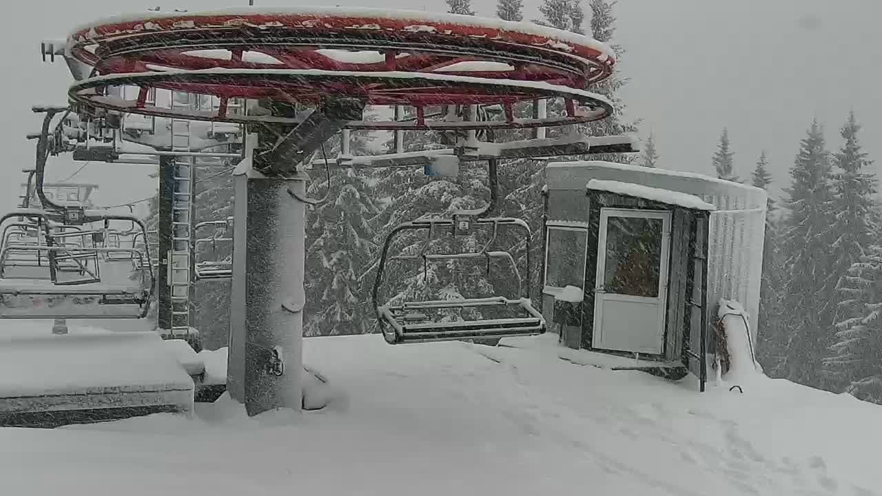 На висоті йде сильний сніг