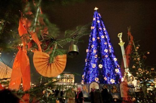 В конце 2004 года продавались оранжевые елки, но главное праздничное дерево сияло синим.