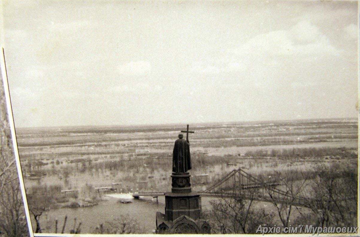 Дніпро затопив Гідропарк та лівобережжя Києва.