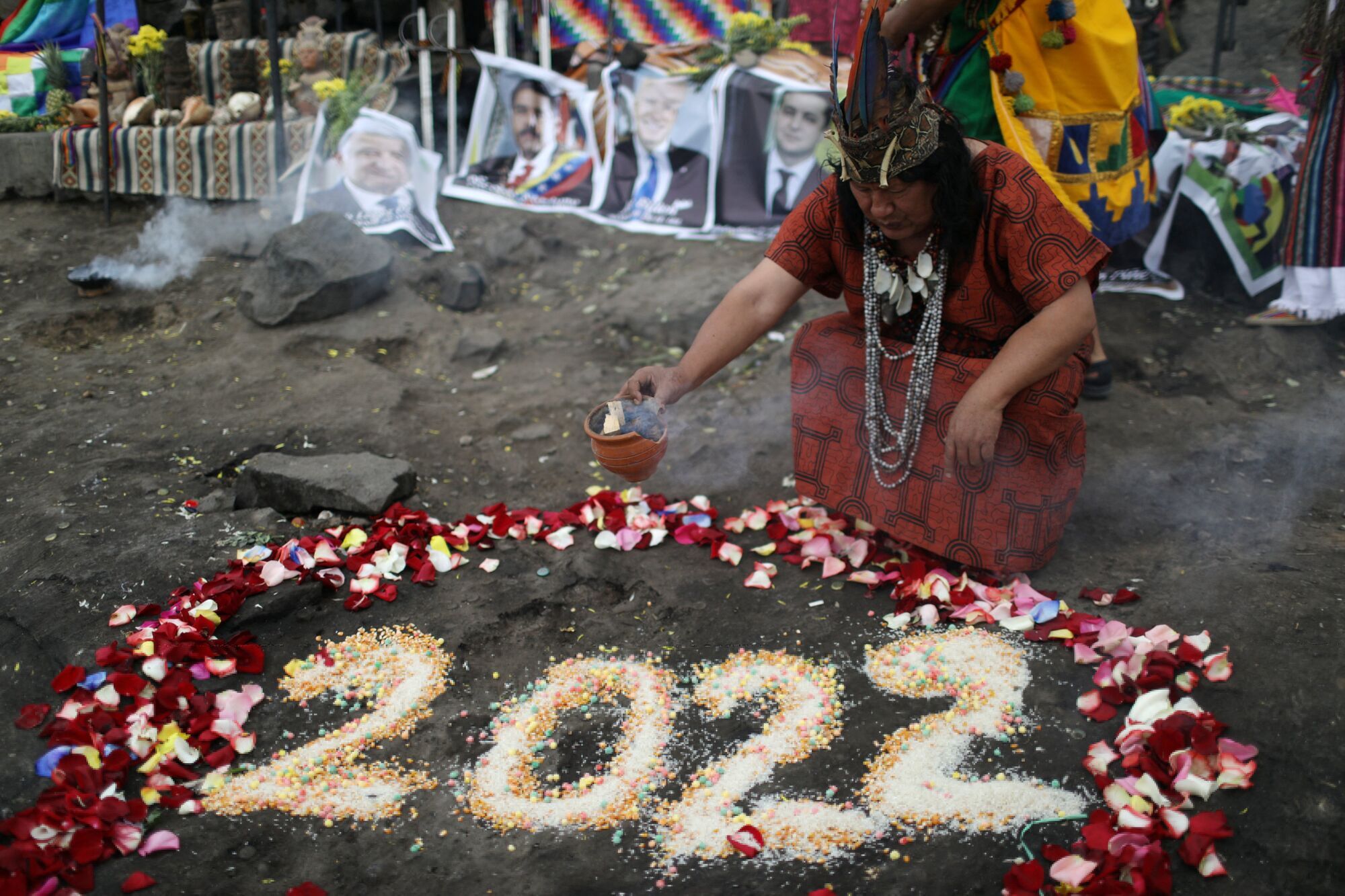 Шаманы нарисовали семенами и лепестками круг на земле с числом 2022