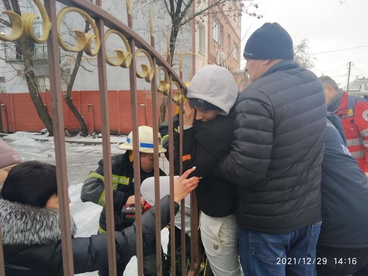 Сотрудники ГСЧС специальным инструментом вырезали часть забора