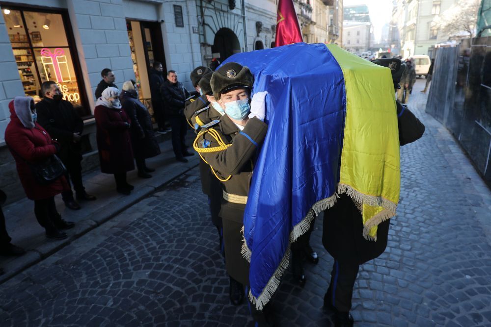 Гроб был накрыт украинским флагом