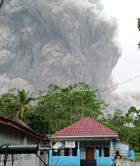 В Індонезії вивергається вулкан Семеру