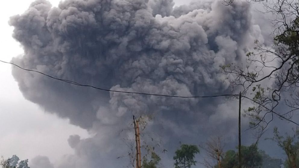 Жителі острова Ява рятуються втечею від попелу вулкана