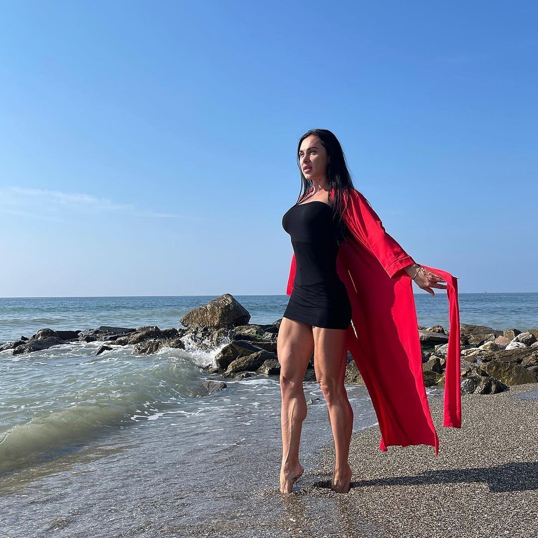 Алина Яман на пляже