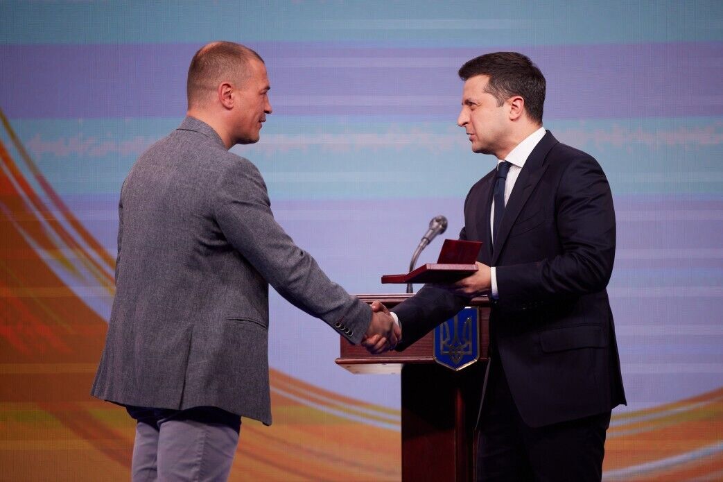 Зеленский вручил награды волонтерам.