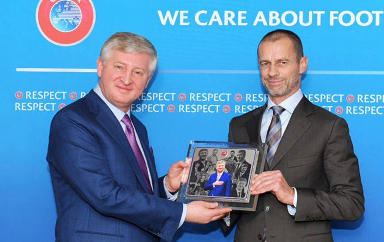 Рінат Ахметов отримав спеціальну нагороду з рук президента УЄФА Олександара Чеферіна